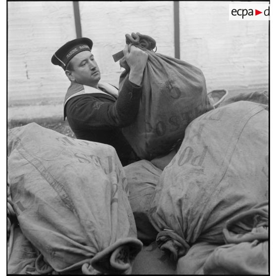 Arrivée de sacs postaux au bureau postal naval de Brest.