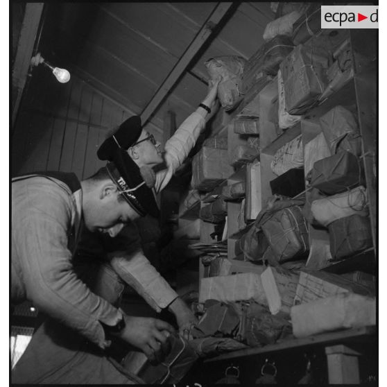 Tri de colis au bureau postal naval de Brest.