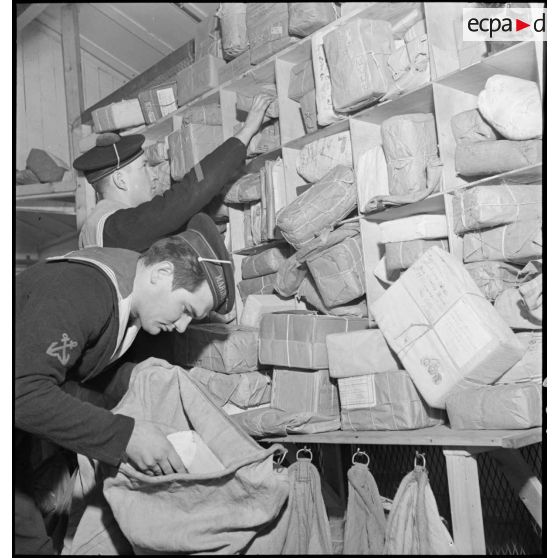 Tri de colis au bureau postal naval de Brest.