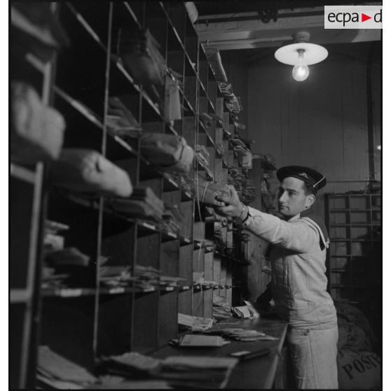 Tri au bureau postal naval de Brest.