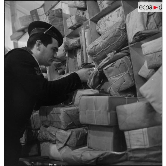 Tri de colis au bureau postal naval de Brest.
