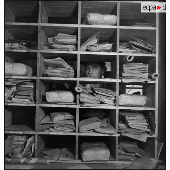 Cases à courrier au bureau postal naval de Brest.