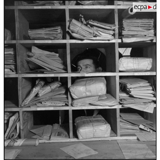 Cases à courrier au bureau postal naval de Brest.