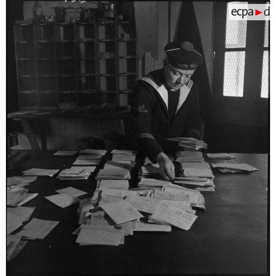 Tri de lettres au bureau postal naval de Brest.