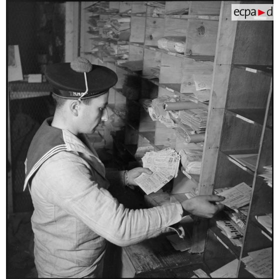 Tri des courriers au bureau postal naval de Brest.
