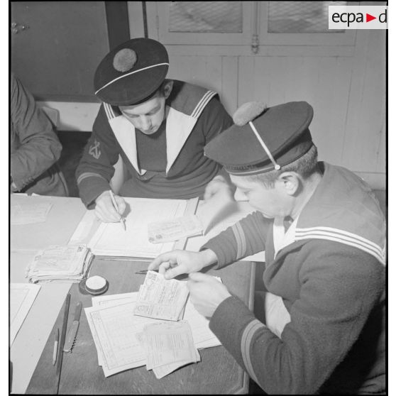 Contrôle de mandats au bureau postal naval de Brest.