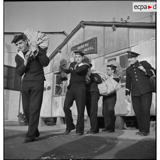 Transport des sacs postaux vers les navires.