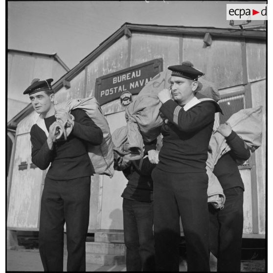 Transport des sacs postaux vers les navires.