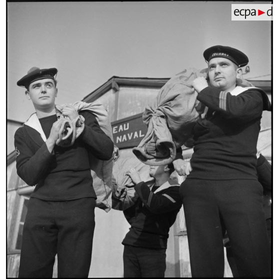 Transport des sacs postaux vers les navires.