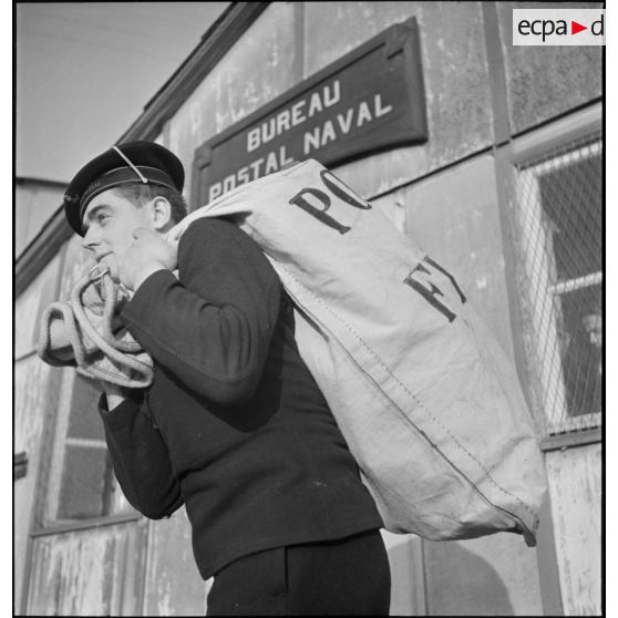 Transport des sacs postaux vers les navires.