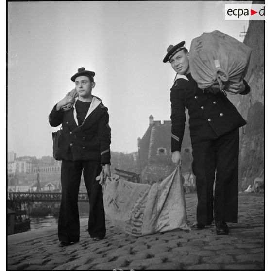 Transport des sacs postaux vers les navires.