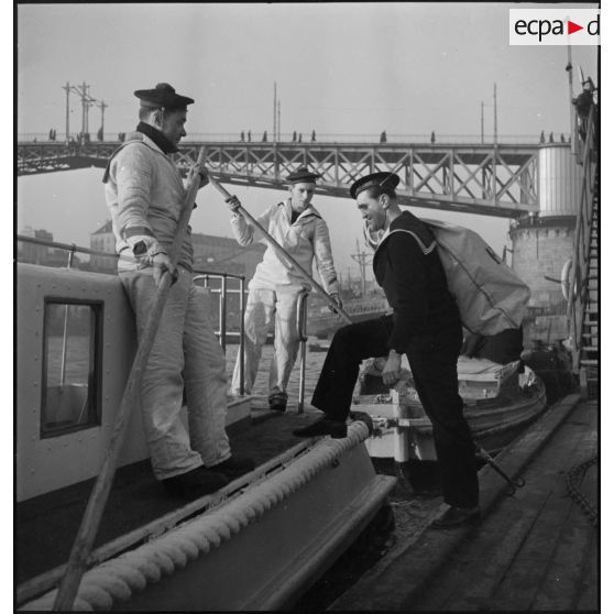 Transport des sacs postaux vers les navires.