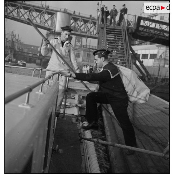 Transport des sacs postaux vers les navires.