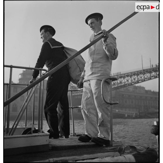 Transport des sacs postaux vers les navires.