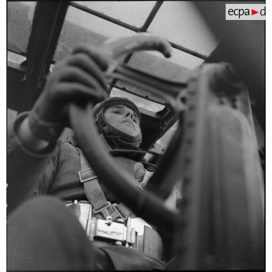 Portrait en contre-plongée d'un pilote d'hydravion d'exploration aux commandes de son appareil.