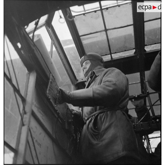 Portrait en contre-plongée d'un officier de quart, observateur dans un d'hydravion d'exploration.