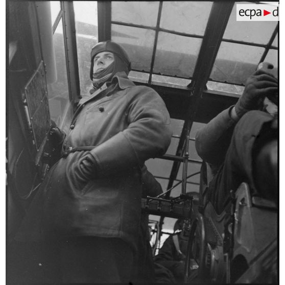 Portrait en contre-plongée d'un officier de quart, observateur dans un d'hydravion d'exploration.