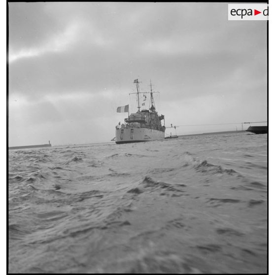 Poupe d'un contre-torpilleur d'une escadre légère au mouillage sur coffre dans la rade de Brest.