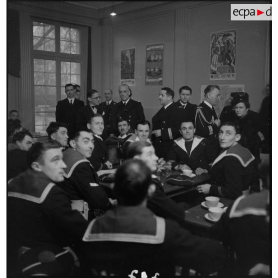 Le ministre de la Marine César Campinchi, en présence de personnalités militaires, inaugure le foyer du marin à Paris.