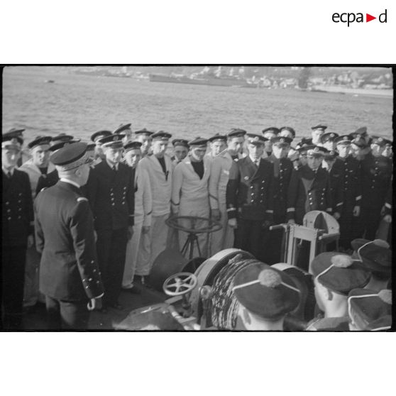 L'amiral Jean de Laborde, commandant en chef des forces maritimes de l'Ouest (Amiral Ouest), s'adresse à l'équipage du torpilleur Siroco lors d'une visite d'inspection.