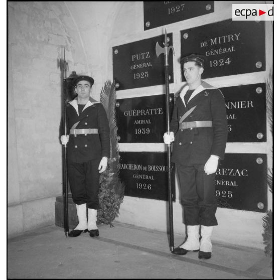Piquet d'honneur de la Marine nationale devant les caveaux de Gouverneurs en l'église Saint-Louis des Invalides.