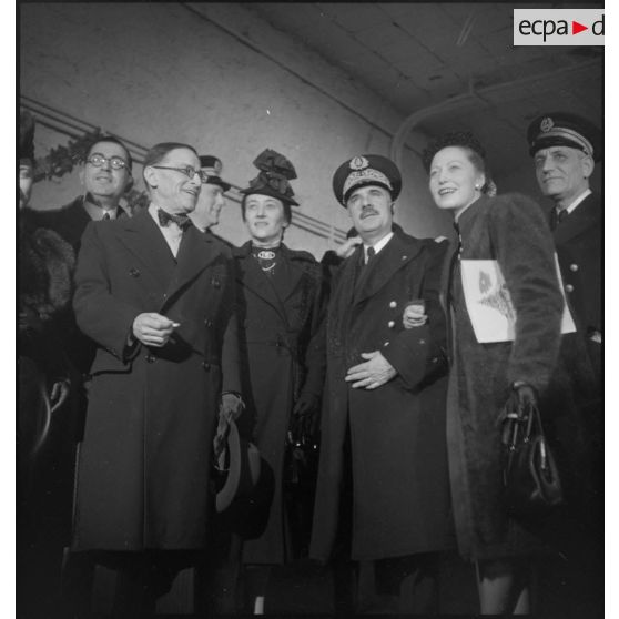 César Campinchi, ministre de la Marine, et diverses personnalités civiles et militaires sont présentes à l'arbre de Noël qui se déroule au Foyer du Marin.