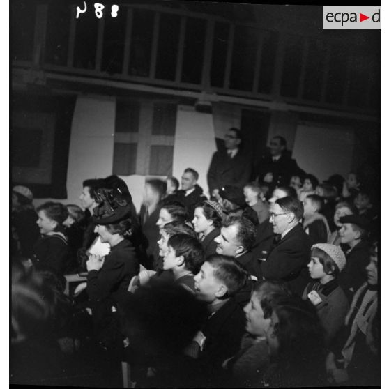 César Campinchi, ministre de la Marine, et son épouse, assistent à l'arbre de Noël qui a lieu au Foyer du Marin pour les enfants du personnel de la Marine en poste à Paris.