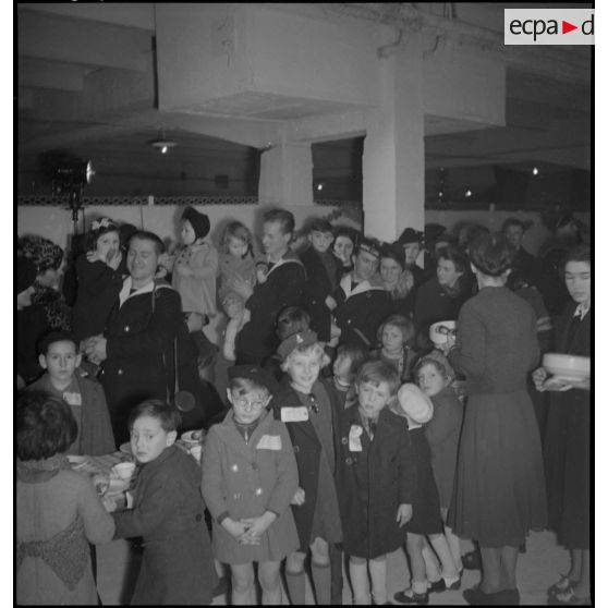 Le goûter des enfants des personnels de la Marine en poste à Paris lors de l'arbre de Noël qui a lieu au Foyer du Marin.