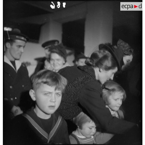 L'épouse du ministre de la Marine, César Campinchi, distribue les jouets aux enfants des personnels de la Marine en poste à Paris lors d'un arbre de Noël au Foyer du Marin.
