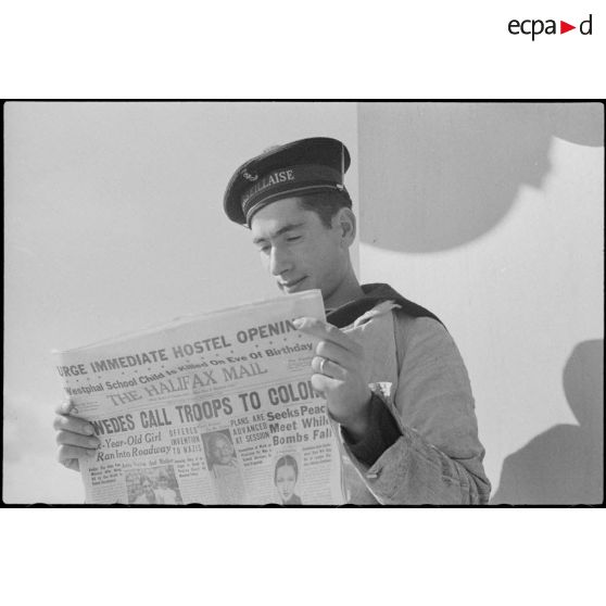 Marin du croiseur la Marseillaise lisant le journal The Halifax mail.