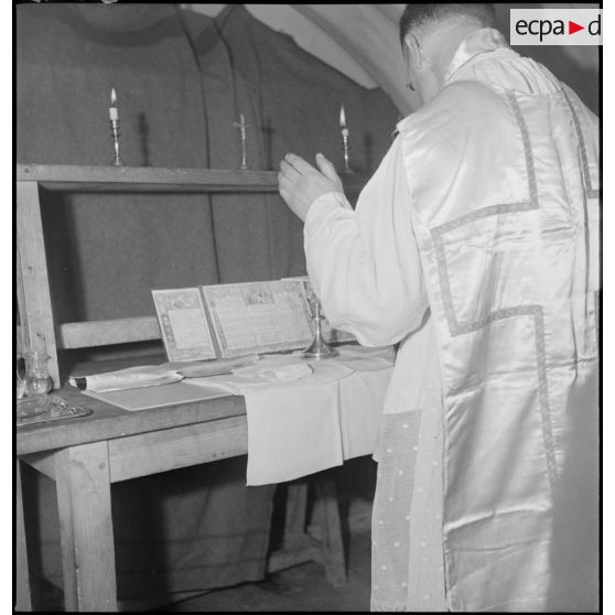 Un prêtre célèbre un office dans une unité de défense côtière.