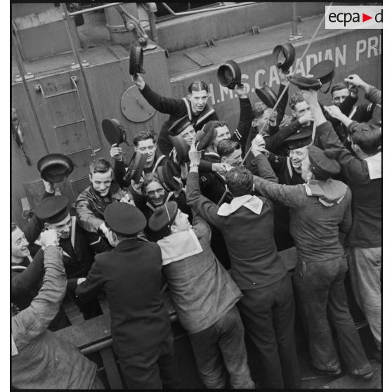 Scène de fraternisation entre marins britanniques et français dans un port de Brest.