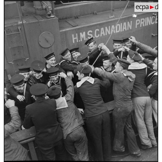 Scène de fraternisation entre marins britanniques et français dans le port de Brest.
