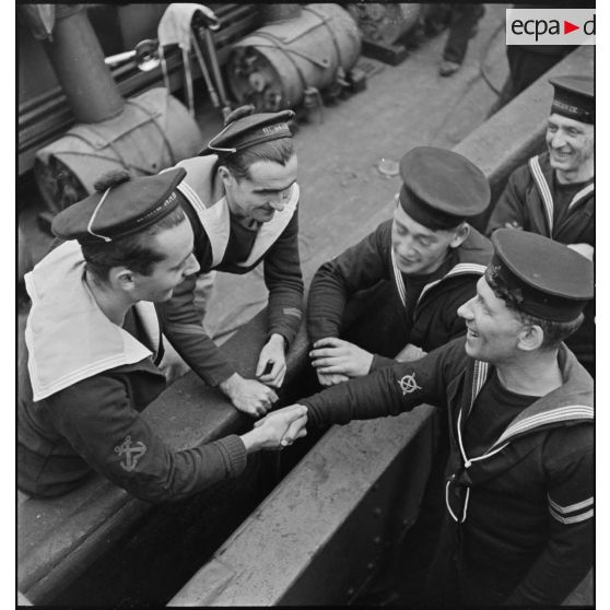 Scène de fraternisation entre marins britanniques et français; l'un des marins français est affecté sur le cuirassé le Dunkerque.