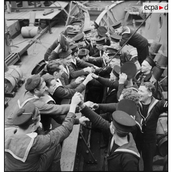 Scène de fraternisation entre marins britanniques et français, certains d'entre eux se trouvent à bord du HMS Hampshire de la Royal Navy.