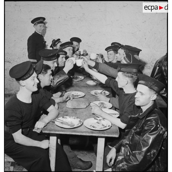 Des marins français et britanniques prennent un repas en commun.