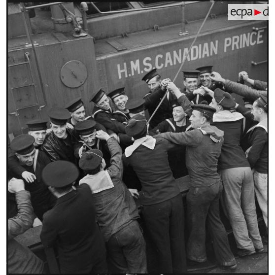 Scène de fraternisation entre marins britanniques et français dans le port de Brest.