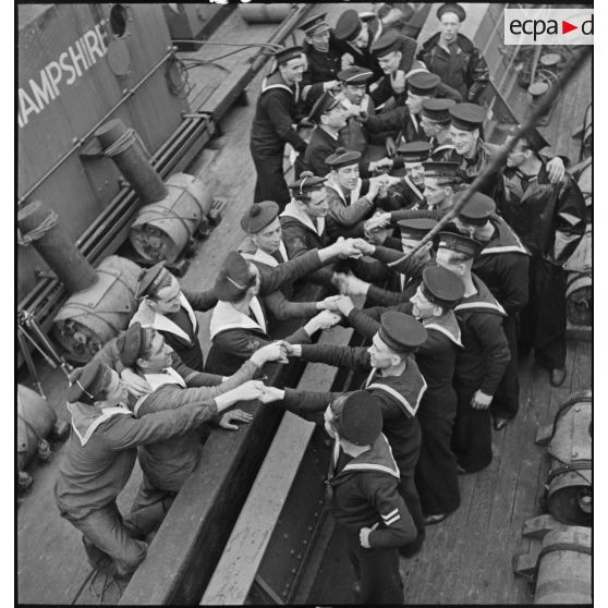 Scène de fraternisation entre marins britanniques et français, certains d'entre eux se trouvent à bord du HMS Hampshire de la Royal Navy.