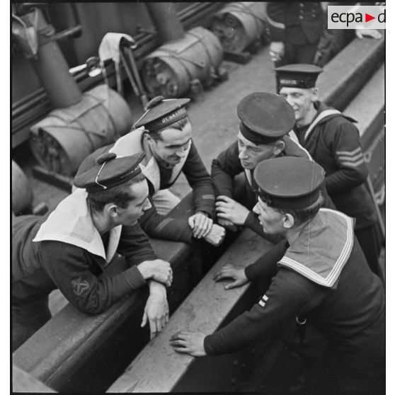 Scène de fraternisation entre marins britanniques et français; l'un des marins français est affecté sur le cuirassé le Dunkerque.