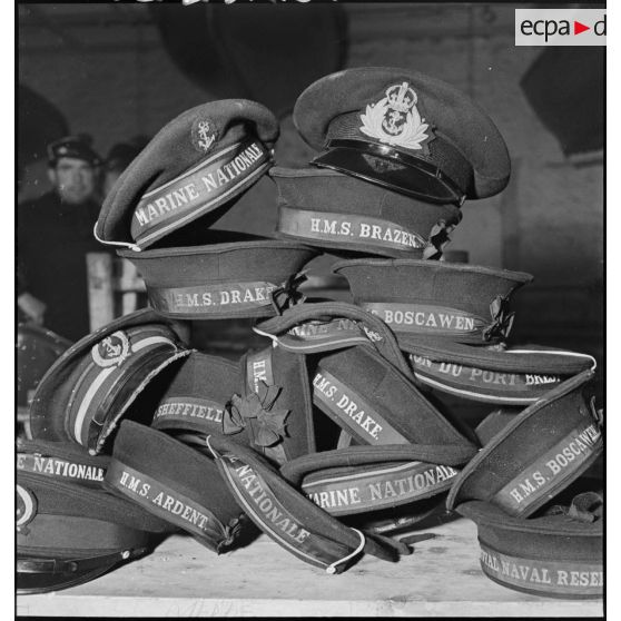 Bachis (bonnets) et casquettes de marins français et britanniques.