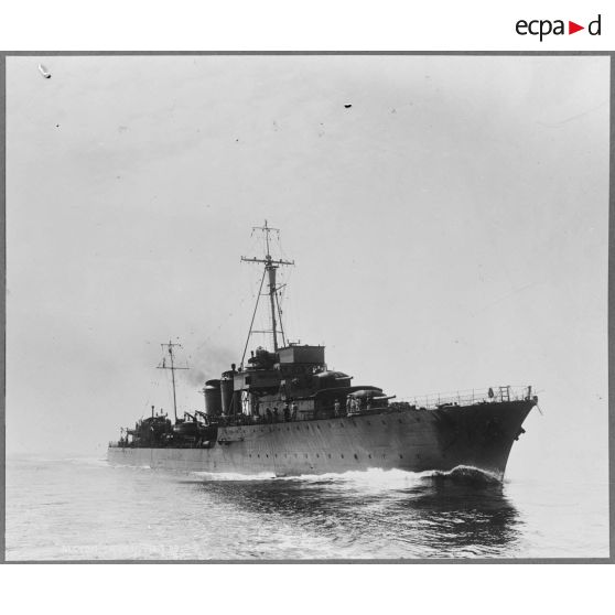 Vue tribord du torpilleur l'Adroit ou la Railleuse en mer.