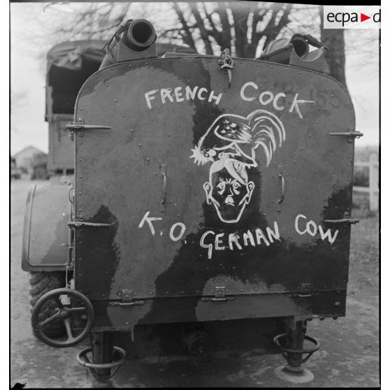 Tracteur semi-chenillé d'artillerie de marine Somua MCG 4 ou 5 d'une batterie mobile, recouvert de graffiti hostiles à l'Allemagne.