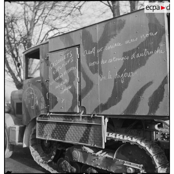 Tracteur semi-chenillé d'artillerie de marine Somua MCG 4 ou 5, recouvert de graffiti hostiles à l'Allemagne.