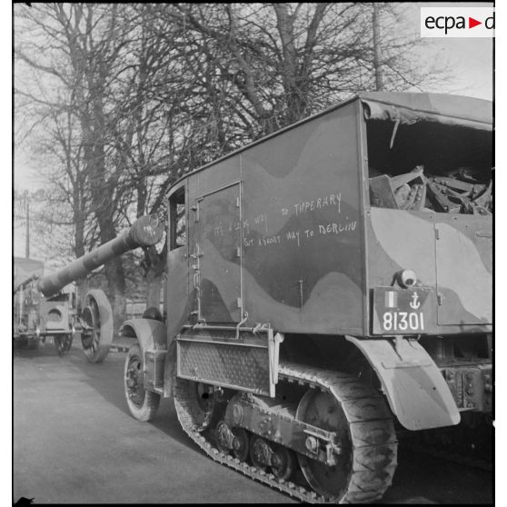 Tracteur semi-chenillé d'artillerie de marine Somua MCG 4 ou 5, recouvert de graffiti hostiles à l'Allemagne.