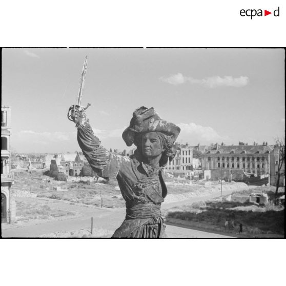 La statue de Jean Bart dans Dunkerque en ruine.