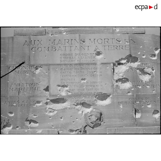 Impacts de projectiles sur le monument dédié aux fusiliers marins à Dunkerque.