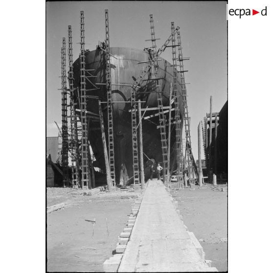 Coque d'un navire sur les chantiers navals de Dunkerque.