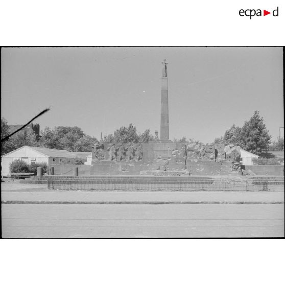 Impacts de projectiles sur le monument dédié aux fusiliers marins à Dunkerque.