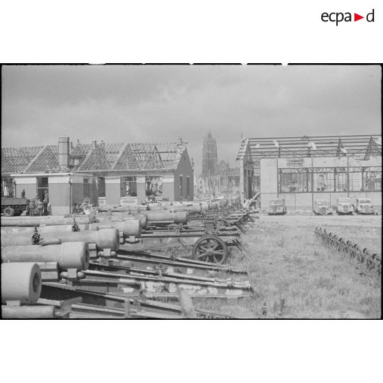 A Dunkerque, stockage de pièces d'artillerie et de véhicules pris à l'ennemi. A l'arrière-plan, le beffroi Saint-Eloi.