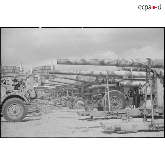 A Dunkerque, stockage de pièces d'artillerie prises à l'ennemi.